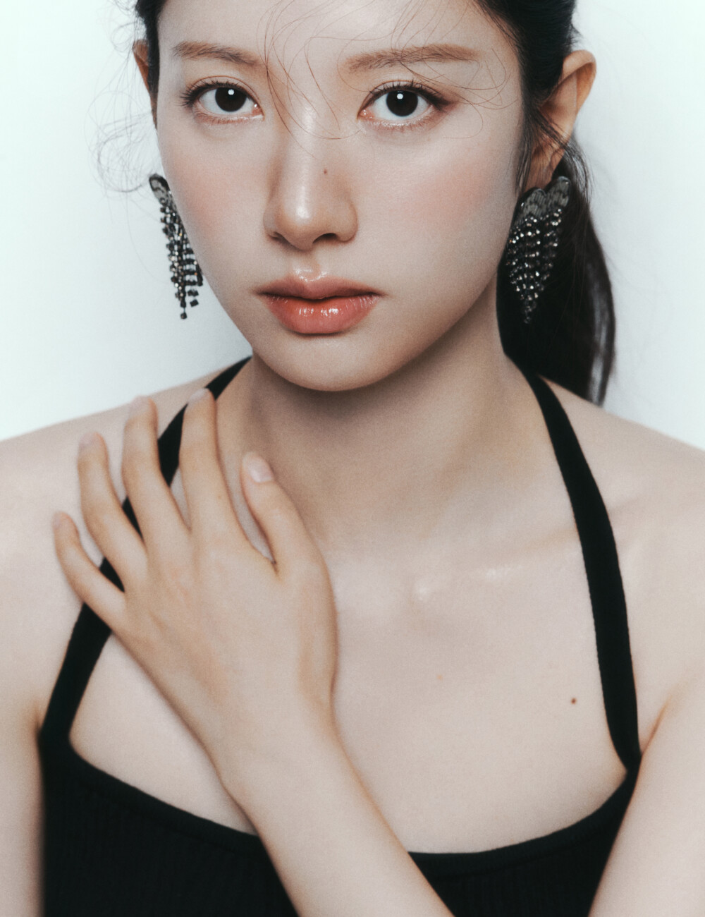 올곧은 마음으로 자신만의 길을 걸어가는 김지연을 담았다. 그를 바라보는 또 그가 바라보는 시선에서.