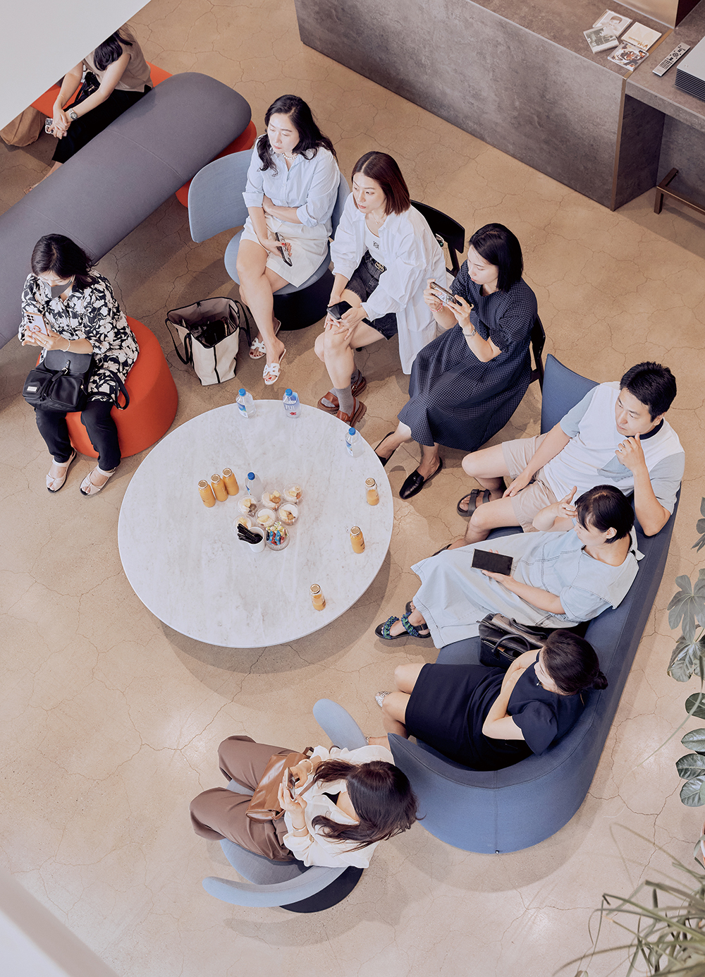 뷰티·리빙·푸드 등 라이프스타일 영역의 다양한 인플루언서 그룹 및 프리미엄 아파트 거주자들을 대상으로 한 소규모 콘셉추얼 프라이빗 클래스.

