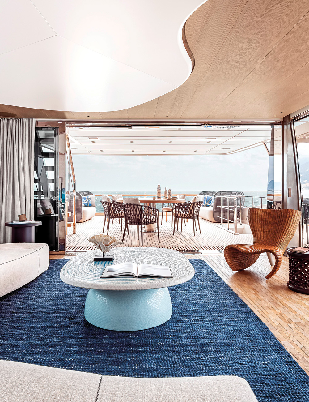 세찬 물살을 가르며 항해하는 산로렌초. 건축 사무소 비스뮈&비스뮈가 도전한 요트 리노베이션 역시 파도와 닮았다.