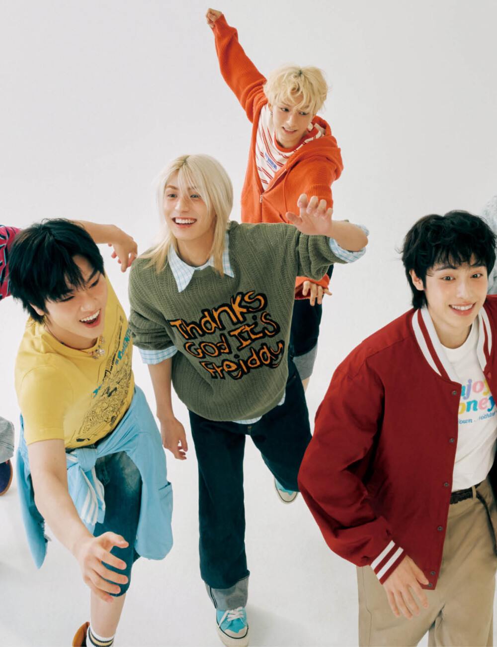 강렬한 사운드와 퍼포먼스를 펼치는 Xdinary Heroes.
여섯 번째 미니 앨범 발매를 앞두고, 무대에서 내려와 편안하고 자유로운 모습의 그들과 마주했다.